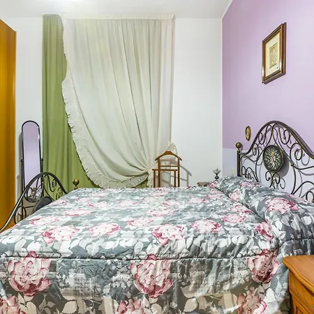 Lägenhet Guesthost - Cozy Near The Policlinico!